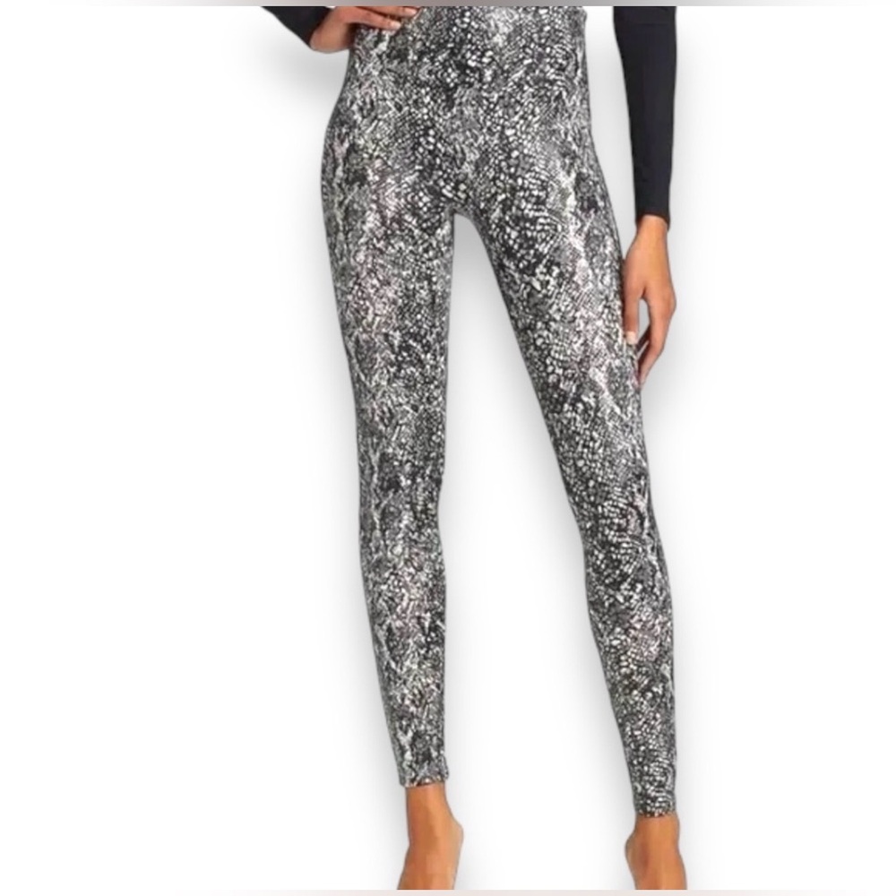 New SPANX Black, Gray, & Off White Snake Patterned Leggings